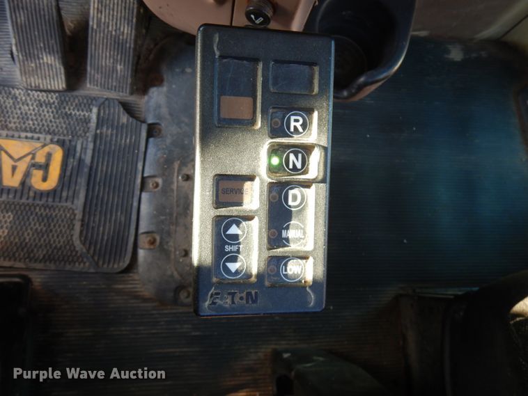 image for item HR9014 2009 Peterbilt 384  semi truck