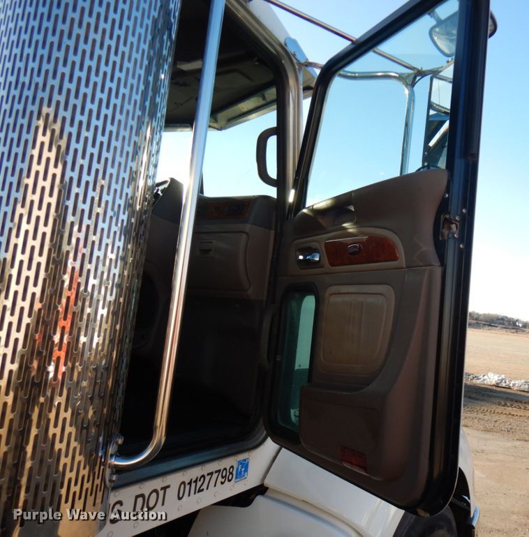 image for item HR9014 2009 Peterbilt 384  semi truck