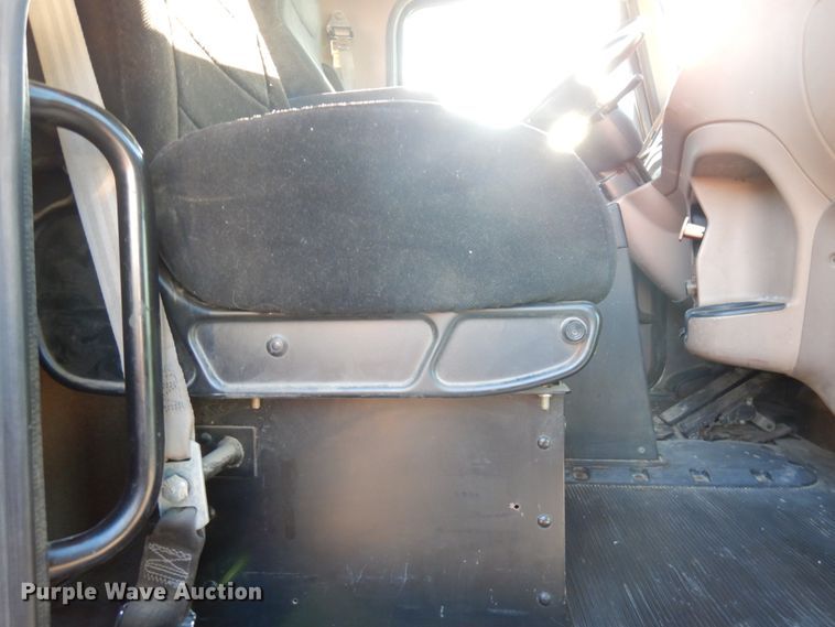 image for item HR9014 2009 Peterbilt 384  semi truck