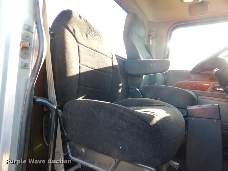 image for item HR9014 2009 Peterbilt 384  semi truck