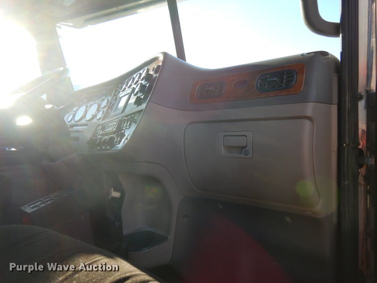 image for item HR9014 2009 Peterbilt 384  semi truck