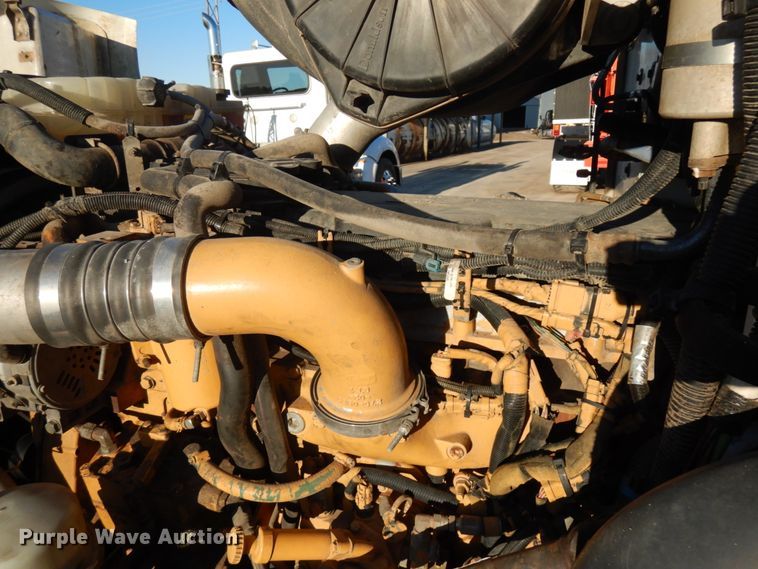 image for item HR9014 2009 Peterbilt 384  semi truck