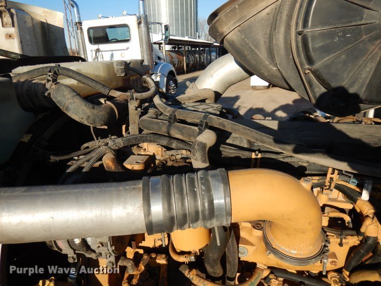 image for item HR9014 2009 Peterbilt 384  semi truck