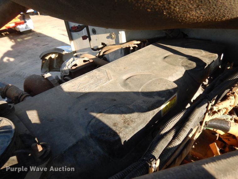 image for item HR9014 2009 Peterbilt 384  semi truck