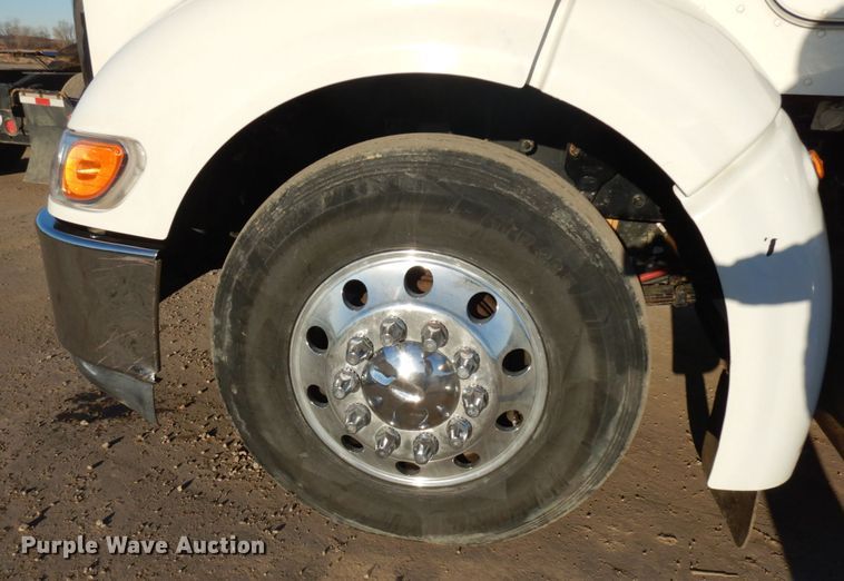 image for item HR9014 2009 Peterbilt 384  semi truck