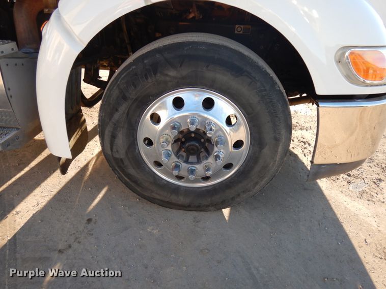 image for item HR9014 2009 Peterbilt 384  semi truck