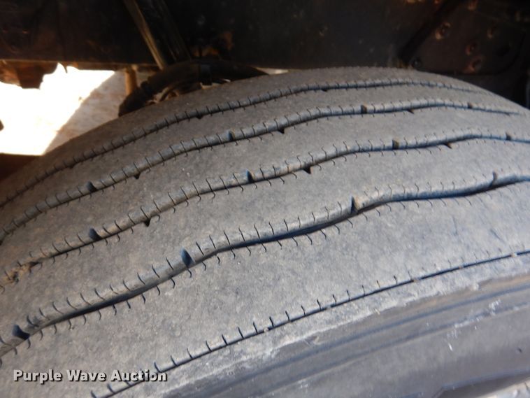 image for item HR9014 2009 Peterbilt 384  semi truck