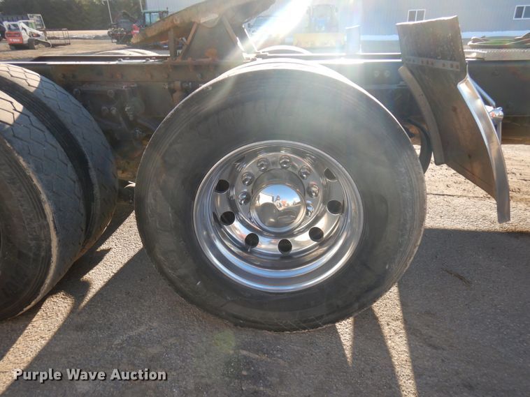 image for item HR9014 2009 Peterbilt 384  semi truck