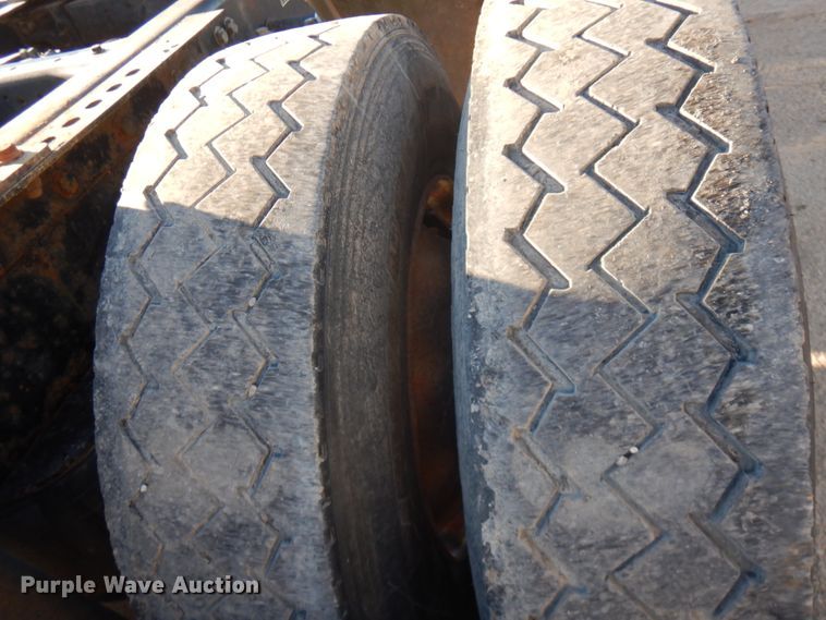 image for item HR9014 2009 Peterbilt 384  semi truck