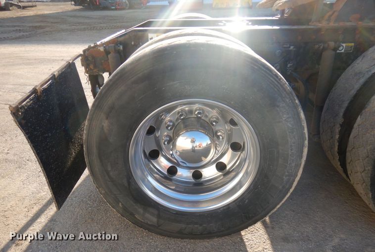 image for item HR9014 2009 Peterbilt 384  semi truck