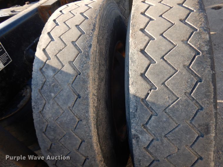 image for item HR9014 2009 Peterbilt 384  semi truck