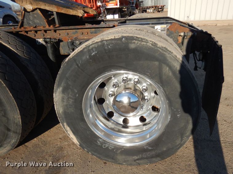 image for item HR9014 2009 Peterbilt 384  semi truck