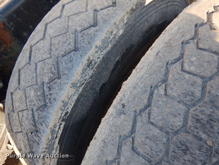 image for item HR9014 2009 Peterbilt 384  semi truck