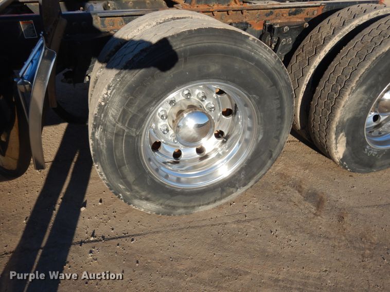 image for item HR9014 2009 Peterbilt 384  semi truck