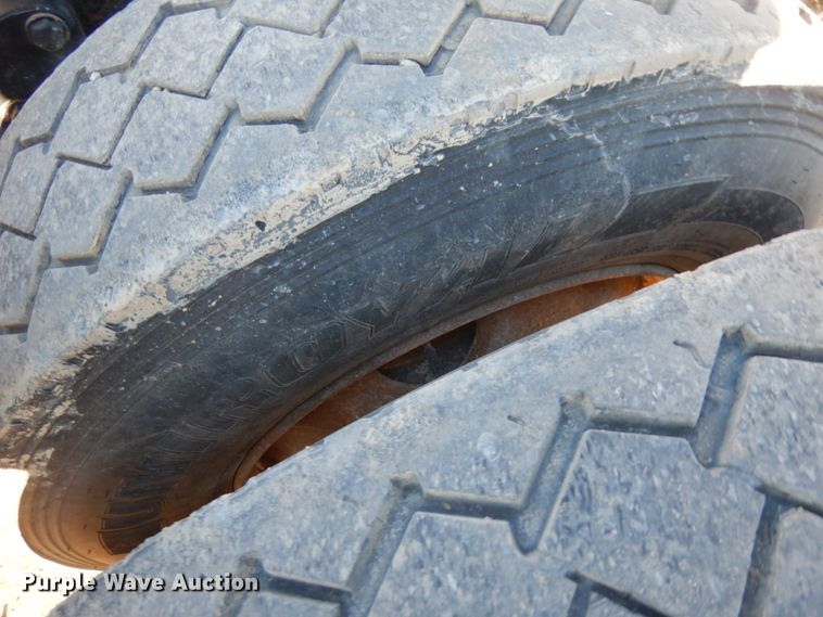 image for item HR9014 2009 Peterbilt 384  semi truck