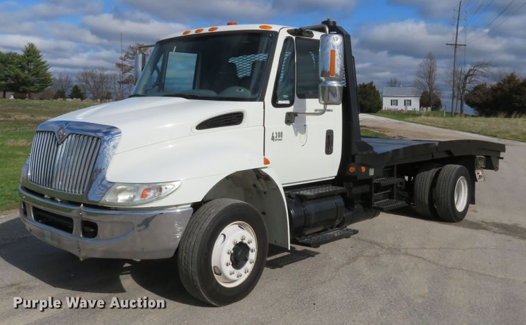 image for item HV9704 2005 International 4300  flatbed transport truck