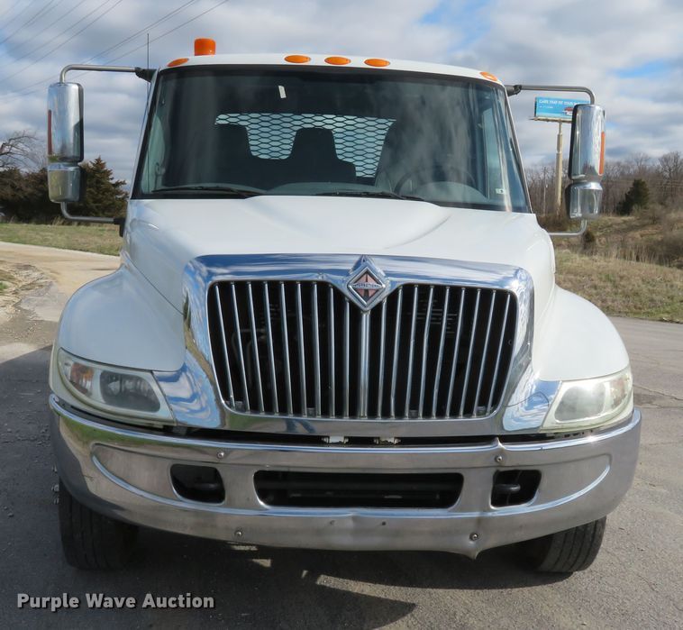 image for item HV9704 2005 International 4300  flatbed transport truck