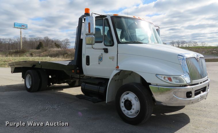 image for item HV9704 2005 International 4300  flatbed transport truck