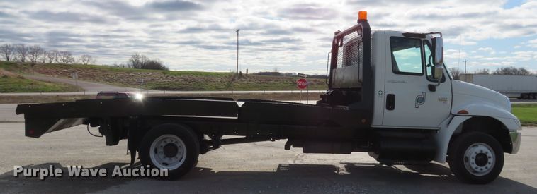 image for item HV9704 2005 International 4300  flatbed transport truck