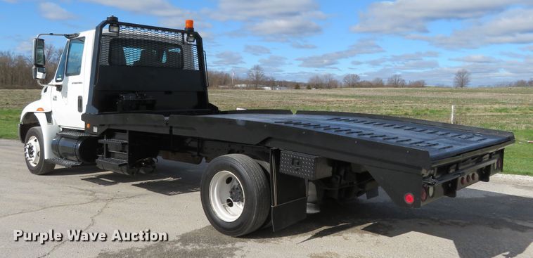 image for item HV9704 2005 International 4300  flatbed transport truck