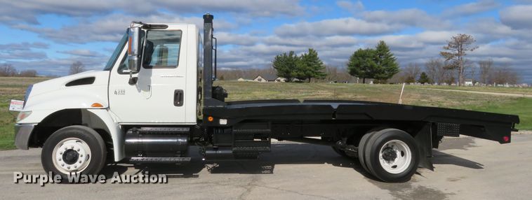 image for item HV9704 2005 International 4300  flatbed transport truck