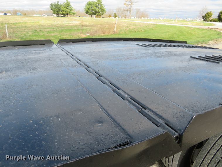 image for item HV9704 2005 International 4300  flatbed transport truck