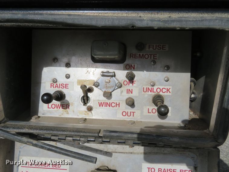 image for item HV9704 2005 International 4300  flatbed transport truck