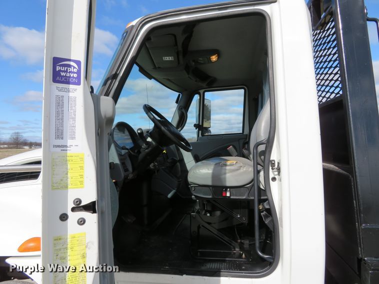 image for item HV9704 2005 International 4300  flatbed transport truck