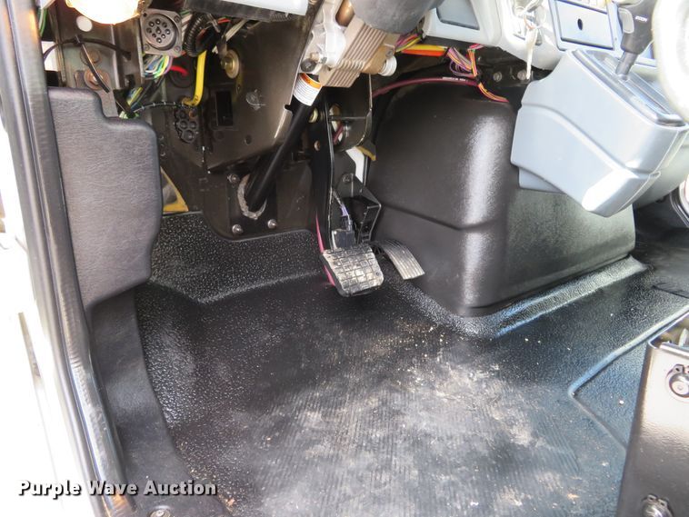 image for item HV9704 2005 International 4300  flatbed transport truck