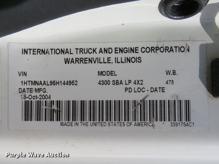 image for item HV9704 2005 International 4300  flatbed transport truck