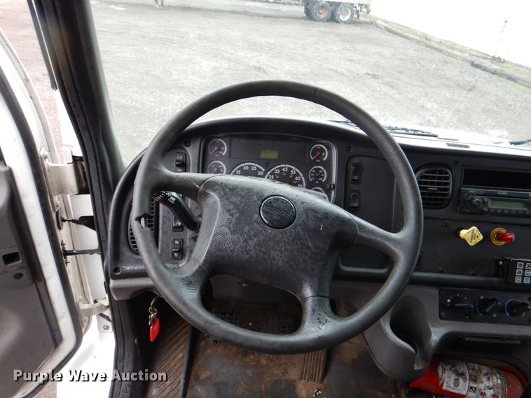 image for item II9812 2007 Freightliner Business Class M2  refrigerated truck