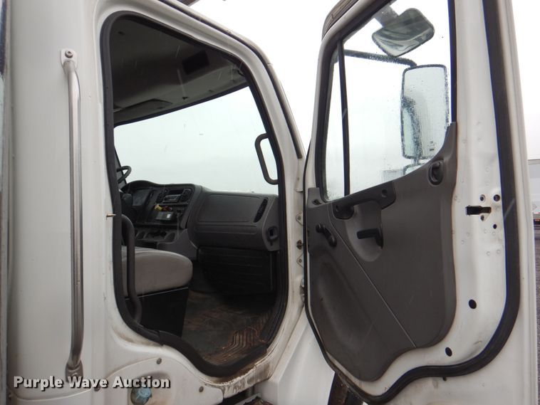 image for item II9812 2007 Freightliner Business Class M2  refrigerated truck