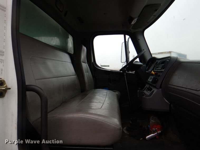 image for item II9812 2007 Freightliner Business Class M2  refrigerated truck