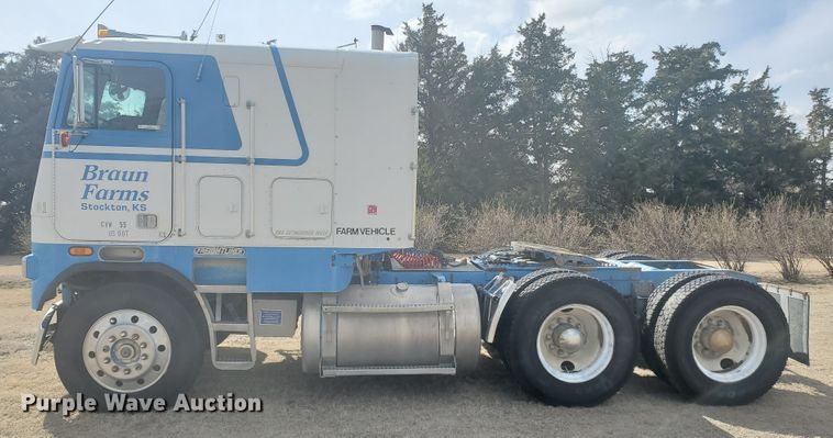 image for item IL9019 1986 Freightliner FLT-64T  semi truck