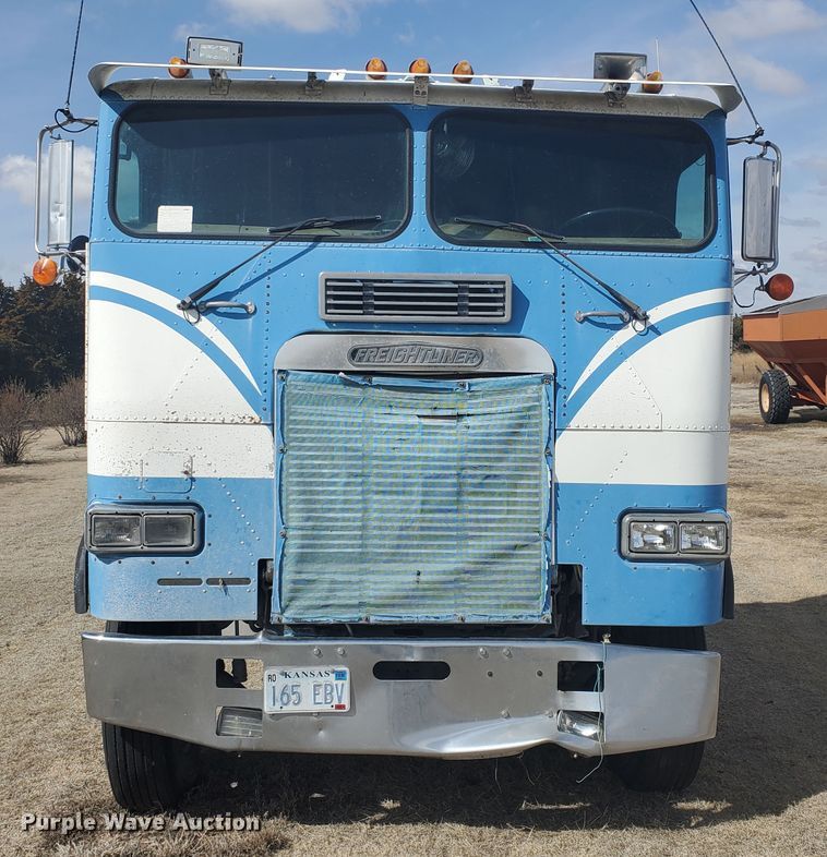 image for item IL9019 1986 Freightliner FLT-64T  semi truck