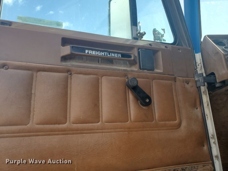 image for item IL9019 1986 Freightliner FLT-64T  semi truck