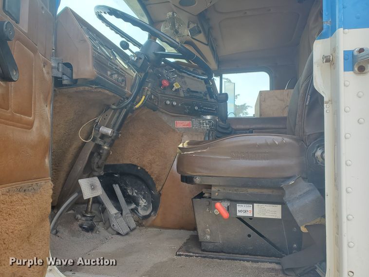 image for item IL9019 1986 Freightliner FLT-64T  semi truck