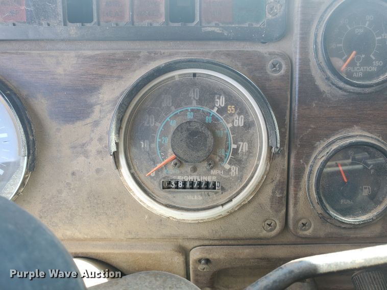 image for item IL9019 1986 Freightliner FLT-64T  semi truck