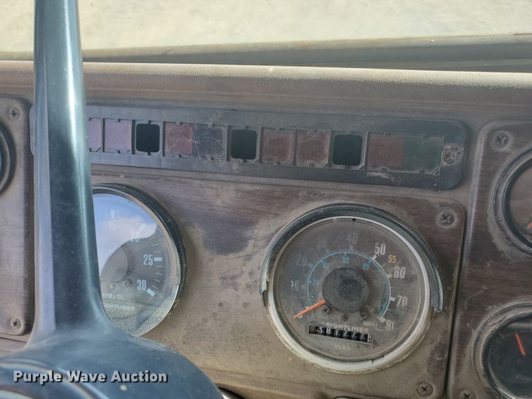 image for item IL9019 1986 Freightliner FLT-64T  semi truck