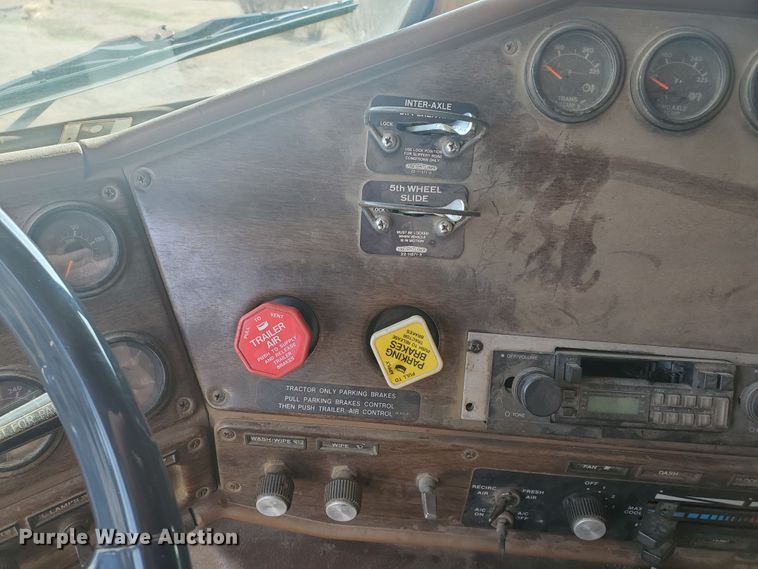 image for item IL9019 1986 Freightliner FLT-64T  semi truck