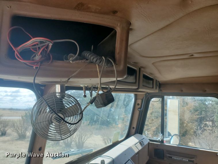 image for item IL9019 1986 Freightliner FLT-64T  semi truck