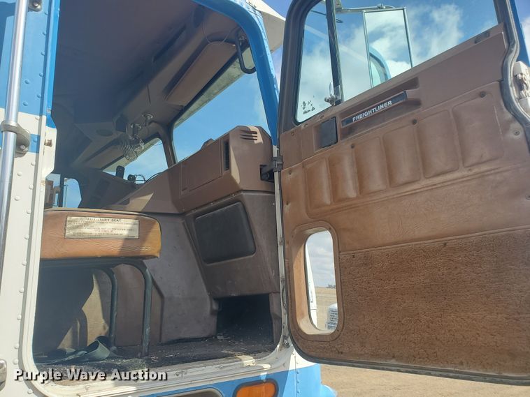 image for item IL9019 1986 Freightliner FLT-64T  semi truck