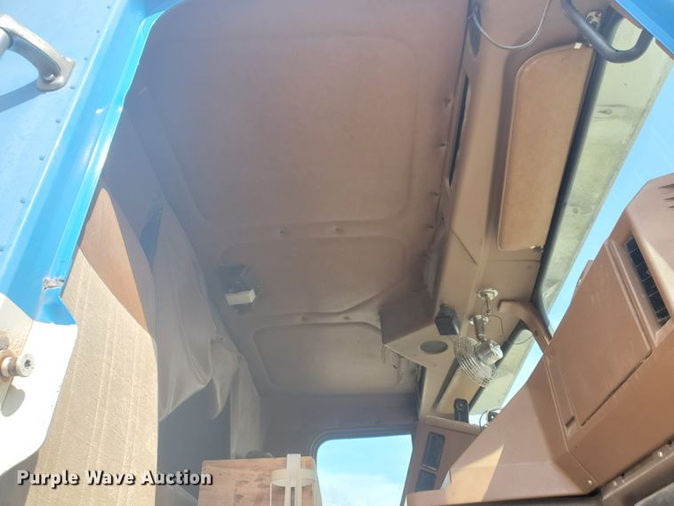 image for item IL9019 1986 Freightliner FLT-64T  semi truck