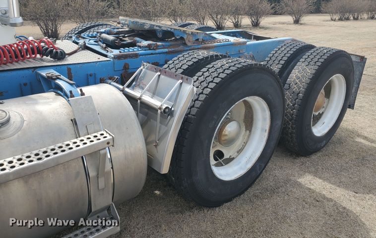 image for item IL9019 1986 Freightliner FLT-64T  semi truck