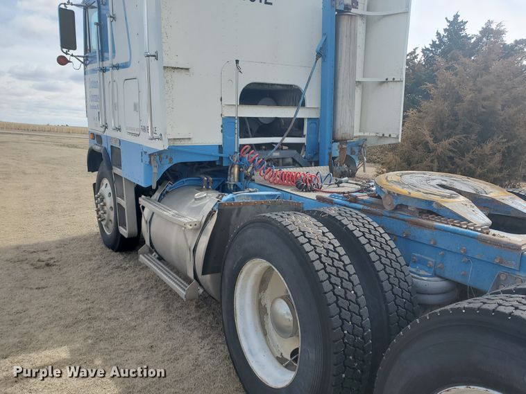 image for item IL9019 1986 Freightliner FLT-64T  semi truck