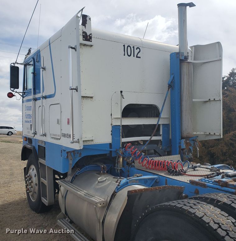 image for item IL9019 1986 Freightliner FLT-64T  semi truck