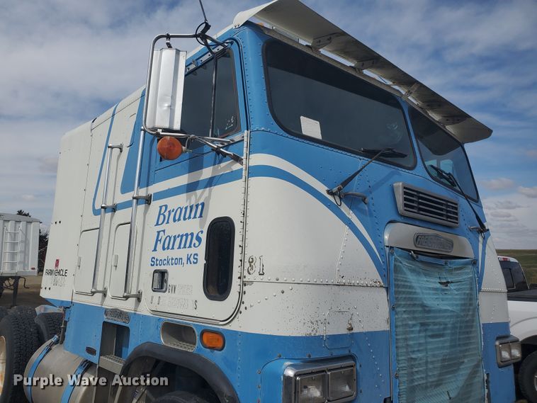 image for item IL9019 1986 Freightliner FLT-64T  semi truck