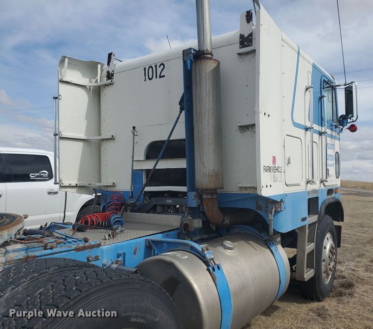 image for item IL9019 1986 Freightliner FLT-64T  semi truck