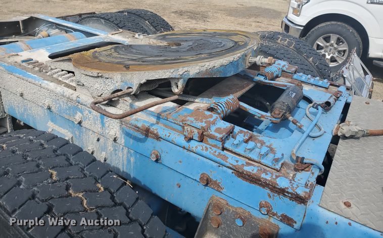 image for item IL9019 1986 Freightliner FLT-64T  semi truck