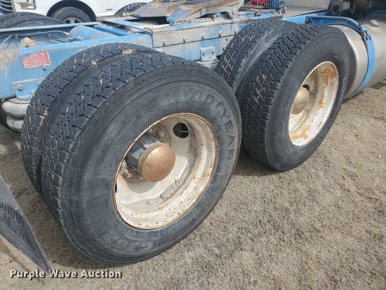 image for item IL9019 1986 Freightliner FLT-64T  semi truck